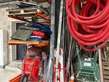 un grand nombre d'outils posés sur le sol