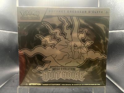 La carte à collectionner Pokémon est exposée dans une vitrine.
