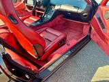 une photo d'une voiture rouge dont la portière est ouverte