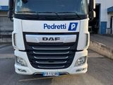 la photo d'un camion blanc garé devant un bâtiment
