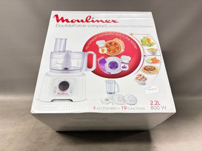 la boîte du robot ménager est ouverte sur la table