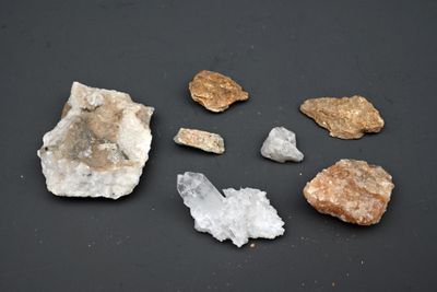 Lot de divers minéraux dont cristal de roche.