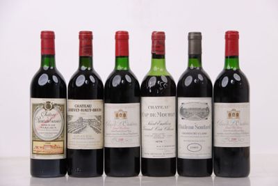 six bouteilles de vin sont alignées sur une table