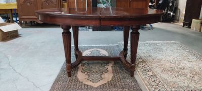 une table sur laquelle est posé un vase