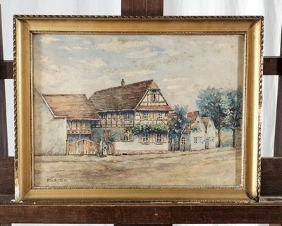 tableau représentant une maison posée sur un chevalet en bois, avec un rideau blanc en arrière-plan