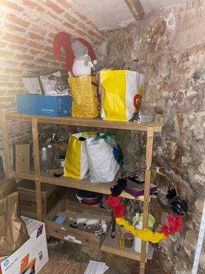 une étagère en bois sur laquelle sont posés des sacs et d'autres objets