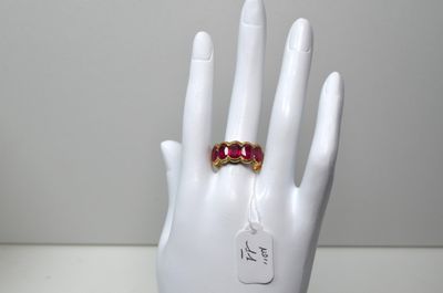 une photo d'une bague à la main d'un mannequin
