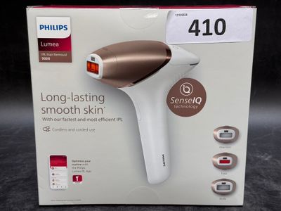 emballage d'un sèche-cheveux Philips posé sur une boîte