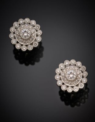 une paire de boucles d'oreilles en diamant
