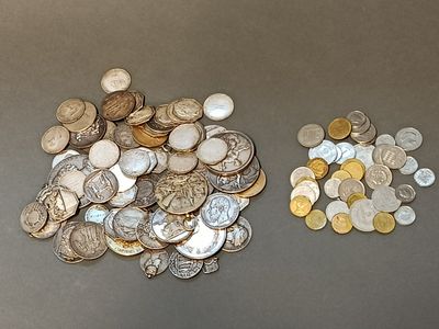 un tas de pièces posé à côté d'un autre tas de pièces