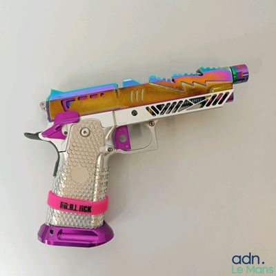 un pistolet jouet posé sur une table
