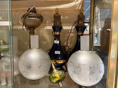 trois lampes exposées dans une vitrine