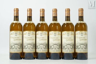 six bouteilles de vin sont alignées sur une table