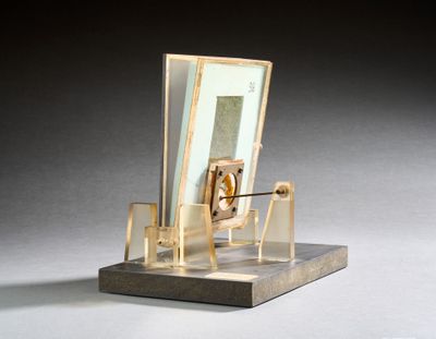 une sculpture représentant un miroir posé sur un socle, lui-même posé sur une table