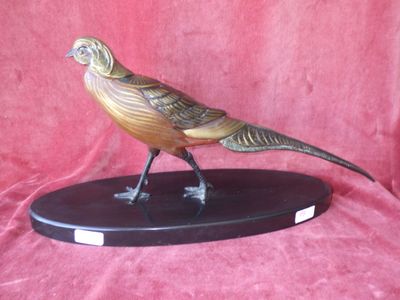 un oiseau perché au sommet d'un socle