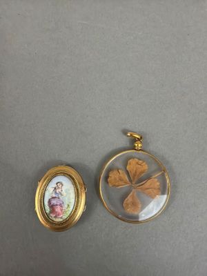 deux petits coffrets en or et en verre ornés d'une image représentant une femme