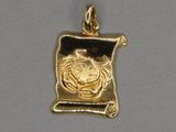 un pendentif plaqué or orné d'un crabe