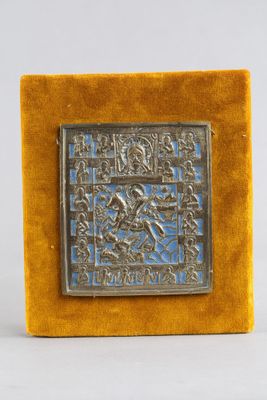 du velours jaune orné d'une plaque en métal argenté sur laquelle figure l'image d'un homme à cheval