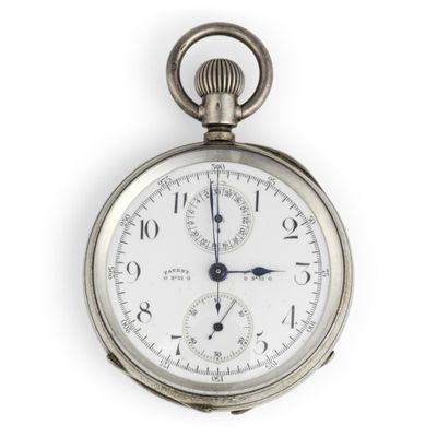 un gros plan d'une montre de poche en argent sur fond blanc