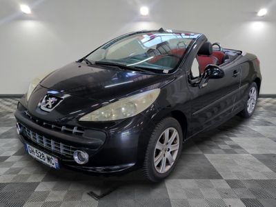 la photo d'une petite voiture noire garée dans un garage