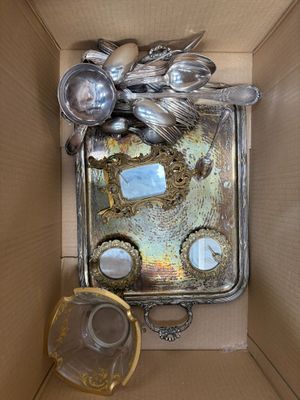 une boîte contenant des couverts et une tasse