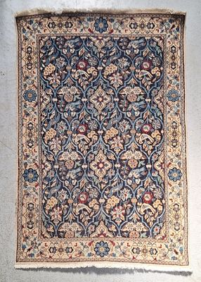 un gros plan d'un tapis accroché au mur, sur fond blanc