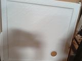un réfrigérateur blanc posé sur un parquet en bois massif