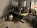 une photo d'un établi encombré d'objets divers
