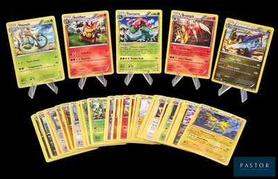 Plusieurs cartes Pokémon sont disposées en rangée sur un fond noir.