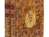 un vieux livre orné d'un médaillon doré sur la couverture