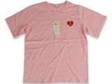 une chemise rose avec un cœur sur le devant et une étiquette dans le dos