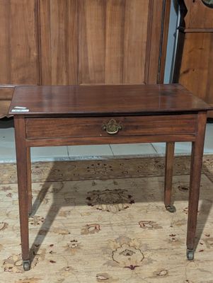 une petite table en bois surmontée d'un tiroir