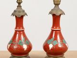 deux vases rouges posés sur une table