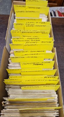 1 carton contenant environ 1200 enveloppes avec cachets et o…