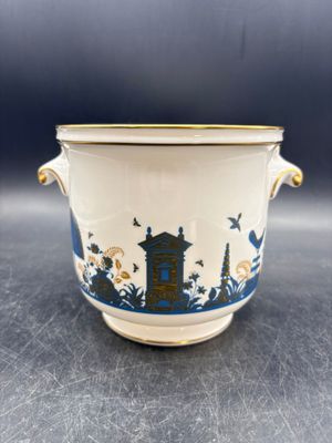 une image d'une jardinière bleue et blanche sur laquelle est représenté un château