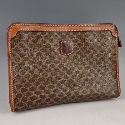 un sac à main marron et beige muni d'une poignée en cuir marron