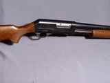 le pistolet est posé sur la table, à côté du chapeau