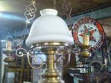 une lampe suspendue au plafond dans un magasin