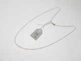 gros plan d'un collier auquel est attachée une étiquette