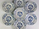six assiettes bleues et blanches ornées de fleurs bleues sur fond blanc