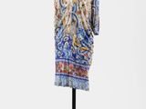 une robe sur un mannequin sur fond blanc