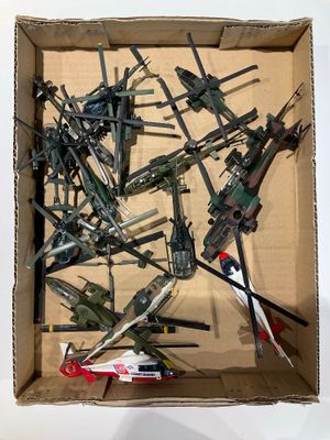 une boîte en carton remplie d'objets militaires divers
