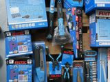 de nombreux types d'outils différents posés sur une table