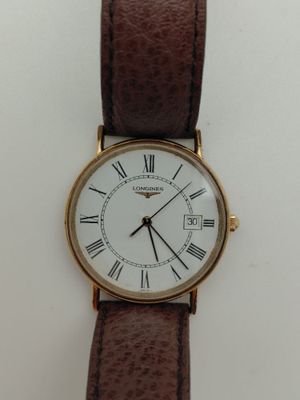 gros plan d'une montre-bracelet avec des chiffres romains