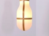 une lumière suspendue au plafond d'une pièce