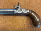 gros plan d'un pistolet posé sur une table