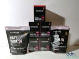 trois sachets de poudre pour boisson au lactosérum empilés les uns sur les autres