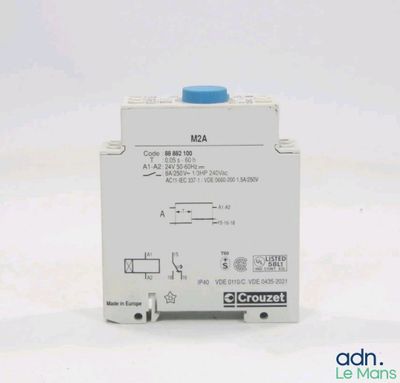 un gros plan d'un petit appareil électronique posé sur une surface blanche
