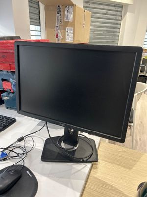un écran d'ordinateur posé sur un bureau avec un clavier et une souris