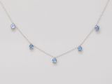 un collier orné de cristaux bleus sur fond blanc